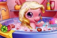 Baby Pony in der Badewanne Baby Pony in der Badewanne
